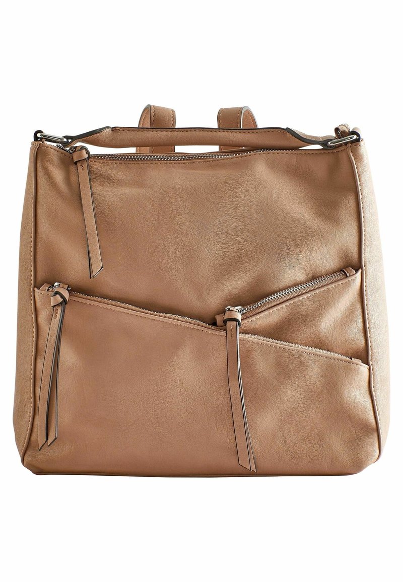 Sac à main en cuir marron clair avec trois compartiments zippés visibles et deux poignées courtes sur le dessus.