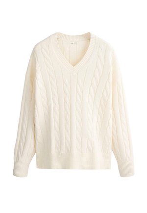 Crèmewitte kabelgebreide trui met lange mouwen en een geribde V-hals, zoom en manchetten op een witte achtergrond.