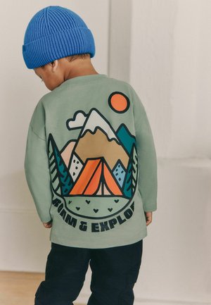 Next, REGULAR FIT - LONG SLEEVE BACK GRAPHIC T-SHIRT . - Langarmshirt - sage green roam and explore