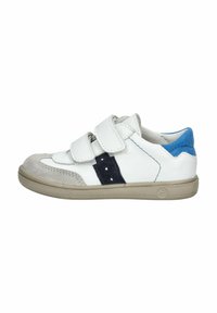 Weiße Lederschuhe mit grauem Wildlederzeh, blauen Akzenten an der Ferse und zwei Klettverschlüssen. Verfügt über eine beigefarbene Gummisohle und gestickte Details.