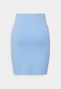 Mini-jupe bleu clair en tissu doux et extensible. Dispose d'une taille haute et d'une texture lisse, avec un design ajusté.