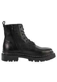 Bottine en cuir noir avec laçage sur le devant, fermeture éclair latérale, semelle en caoutchouc épaisse, surpiqûres blanches contrastantes et finition texturée.