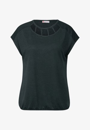 Donkergroene top met korte mouwen en een ronde halslijn. Beschikt over een textuurpaneel op de schouders en een zachte, vloeiende stof.
