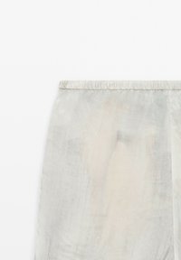 Lichtgrijze, sheer stof met een subtiele textuur en een lichte glans. Elastische tailleband aan de bovenkant, vloeiende verticale design.