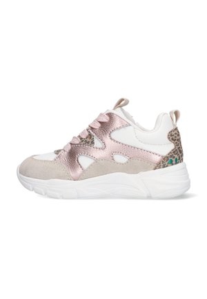 Witte sneaker met roze metallic accenten, beige suède overlays, luipaardprintdetails op de tong en hiel, en dikke witte zool.