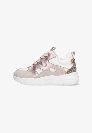Witte sneaker met roze metallic accenten, beige suède overlays, luipaardprintdetails op de tong en hiel, en dikke witte zool.