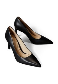 Zwarte pumps met een spits toelopende neus, een bovenwerk van glad leer en een beige binnenvoering, naast elkaar geplaatst op een witte achtergrond.