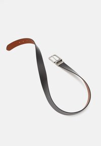 Zwarte lederen riem met een gladde textuur, contrasterende bruine binnenkant en een metalen zilveren rechthoekige gesp met een merklabel.