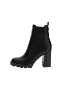 Stivale alla caviglia in pelle nera con tacco alto chunky, suola tassellata, pannello elastico laterale con motivo logo discreto e linguetta sul retro.