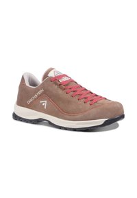 Brauner Wildlederschuh mit verstärktem Zehenbereich, weißem Mittelsohlenelement und schwarzem Gummiprofil. Mit leuchtend roten Schnürsenkeln und Branding an der Seite.