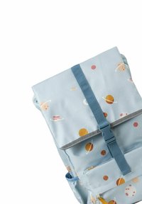 Blauer Rucksack mit Weltraummotiv und Planetenillustrationen. Hergestellt aus strapazierfähigem Stoff, verfügt er über eine klappbare Klappe und eine Vordertasche mit Reißverschluss.