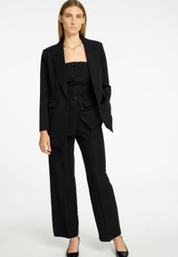 Selected Femme MIT WEITEM BEIN NADELSTREIFEN - Stoffhose - black