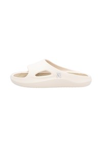 Sandale à enfiler de couleur crème en caoutchouc lisse, avec des découpes, une semelle intérieure texturée et un logo subtil sur le côté.