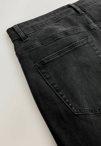 Mustad teksad klassikalise disainiga, sirgete jalgadega, tagataskute ja peente õmblusdetailidega. Sujuv tekstuur, vabaltirutav istuvus.