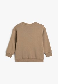 Sudadera de tejido suave y marrón con cuello redondo, hombros caídos y puños acanalados. Presenta un ajuste casual y relajado sin ningún gráfico.