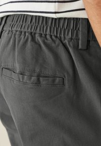Next REGULAR FIT STRAIGHT LEG STRETCH - Pantalones chinos - grey