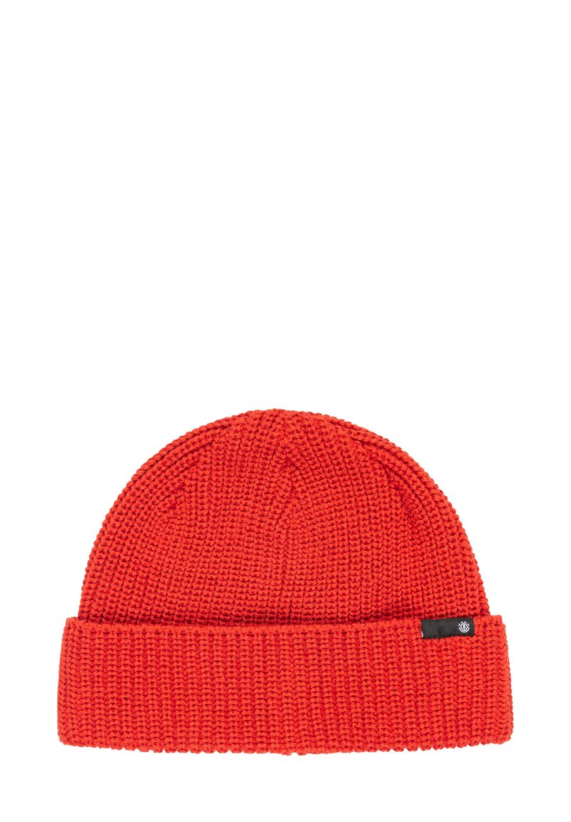 Czerwona dziergana beanie z złożonym mankietem, z fakturowanym wzorem i małą czarną metką z boku. Miękki, ciepły materiał.