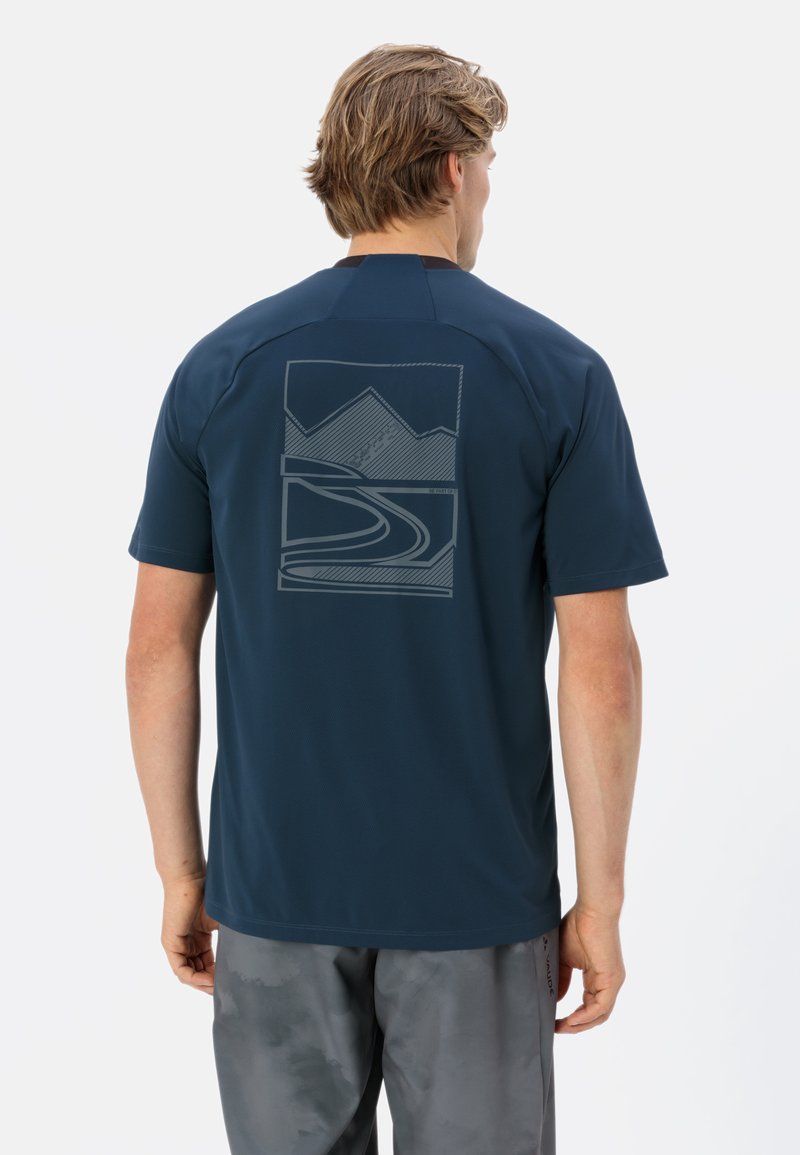 Maglietta a maniche corte blu navy con grafica geometrica di una montagna e una strada tortuosa in grigio sul retro; tessuto morbido, vestibilità comoda.