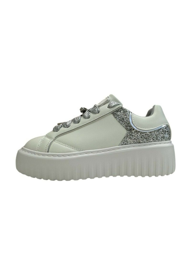 Sneaker verde chiaro con suola spessa e traslucida, dettagli argentati scintillanti e particolari metallici nelle stringhe. Tomaia liscia in pelle e tessuto.