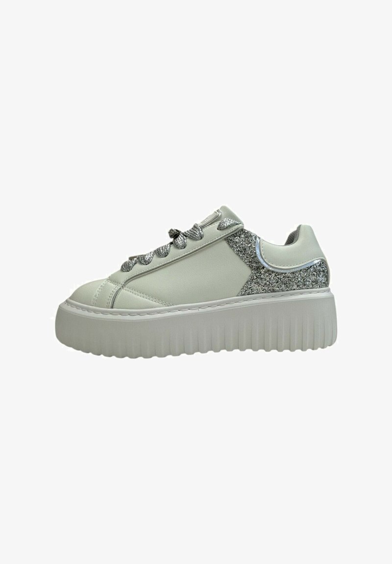 Sneaker verde chiaro con suola spessa e traslucida, dettagli argentati scintillanti e particolari metallici nelle stringhe. Tomaia liscia in pelle e tessuto.