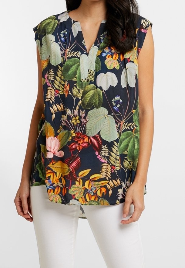 Blusa con stampa floreale, maniche corte, scollatura a V e orlo curvo. Presenta colori vivaci su uno sfondo scuro, realizzata in tessuto leggero.