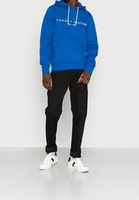 Tommy Hilfiger Jersey con capucha - royal blue