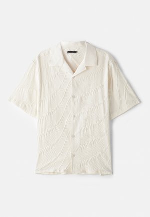 Lühikeste varrukatega nööpidu särk off-white värvuses, millel on struktuurne kangas lainelaadsete omadustega ja klassikaline krae.