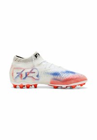Weiße Fußballschuhe mit einem Farbverlauf in Rot- und Blautönen, strukturiertem Obermaterial, schwarzem Logo und orangen Stollen. Leichtes Design für optimale Leistung.
