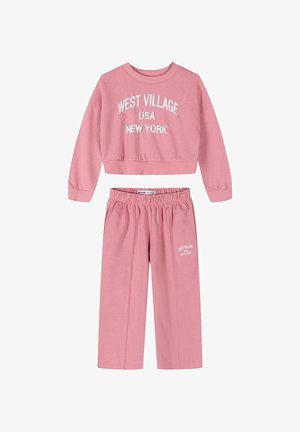 Ensemble deux pièces rose avec sweat-shirt court à manches longues et pantalon taille élastique, les deux imprimés avec "West Village USA New York" en lettres blanches.