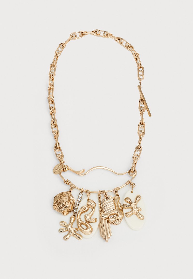 Zlatý náhrdelník s reťazovým dizajnom, ktorý obsahuje dekoratívne prívesky vrátane textúrovaných kameňov a kovových akcentov v rôznych tvaroch.