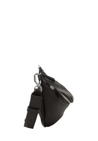 Sac en cuir noir à bandoulière réglable, avec fermeture éclair argentée et détail de fermoir en métal, vu de côté.