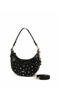 Černá kabelka s zakřiveným tvarem, zdobená květinovými aplikacemi a zlatými akcenty. Obsahuje odnímatelný popruh přes rameno. Povrch s texturou.