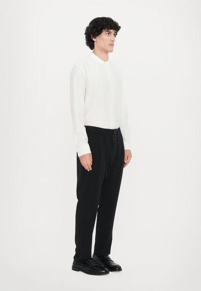 CLOSED VIGO TAPERED - Chinos tipa bikses - dark night