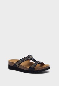 Kork wedge sandal med sorte perlestrenge, der har dekorative detaljer, flad sål og struktureret bund for bedre grip.