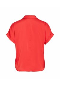 Rote Bluse mit kurzen Ärmeln, hochgekrempelten Manschetten, einer geraden Rückennaht und einer lockeren Passform, von hinten auf weißem Hintergrund dargestellt.