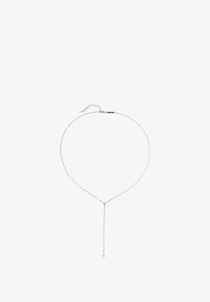 Collana choker in argento con un delicato design a catena e un pendente a goccia che ospita una perla rotonda alla fine.