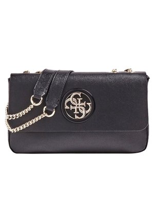 Sac à main en cuir noir avec une bandoulière chaîne dorée et un écusson logo rond doré sur le rabat avant.