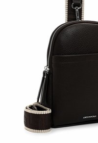 Mustast tekstureeritud nahast ristkere kott hõbedaste lukkude ja must-valge punutud reguleeritava rihmaga, esikotis ja brändi logoga.