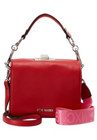 Sac à main en cuir rouge texturé avec ferrures argentées, doté d'une poignée supérieure et d'une bandoulière rose amovible avec logo.