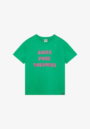Grünes Baumwoll-T-Shirt mit dem Spruch "AMIS POUR TOUJOURS" in kräftigen pinkfarbenen Buchstaben. Kurze Ärmel und Rundhalsausschnitt.