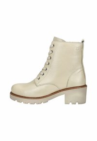 Bottes de cheville en cuir blanc avec un bout rond, un laçage sur le devant et une finition texturée. Présentent un talon épais et une semelle en caoutchouc robuste.