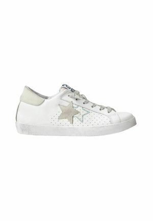 Sneaker bianca low-top con toppe a forma di stella grigio chiaro, lati traforati e lacci grigi su sfondo bianco.