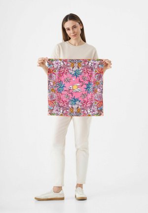 Foulard en soie carré présentant un fond rose audacieux avec des motifs floraux complexes en rouge, vert et jaune. Bordé de vert.