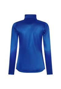 Modrý dlouhý rukáv s vysokým límcem. Vyrobeno z hladké, lesklé látky. Má přiléhavý střih a žádné viditelné vzory nebo akcenty.