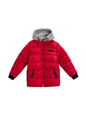 Rød quiltet vinterjakke med sorte lynlåslommer og grå hætte med snoretræk, vist mod hvid baggrund.