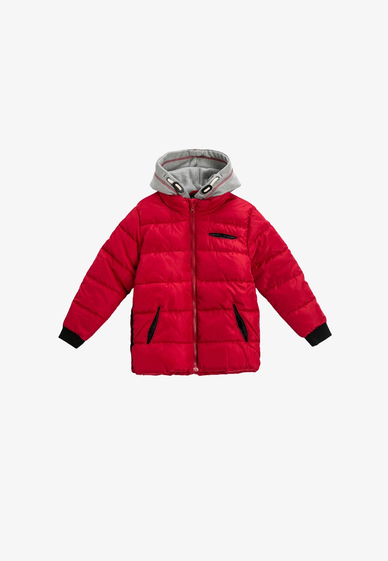 Giacca invernale rossa trapuntata con tasche con zip nere e cappuccio grigio con anelli per cordino, presentata su sfondo bianco.