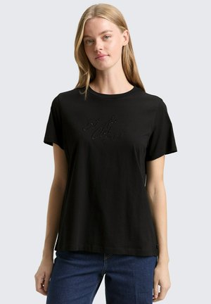 Schwarzes Baumwoll-T-Shirt mit kurzen Ärmeln, Rundhalsausschnitt und embossed "5th Ave Club"-Schriftzug auf der Vorderseite. Weicher Stoff, lässige Passform.