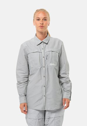Hellgrau gestreifte Hemdbluse mit langen Ärmeln, zwei Brusttaschen und Logo; glatte Stofftextur und lockerer Schnitt für Komfort.