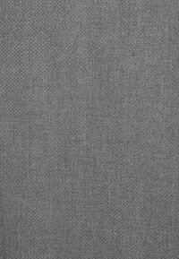 Tissu gris texturé avec un motif tissé subtil, semblant doux et légèrement épais.