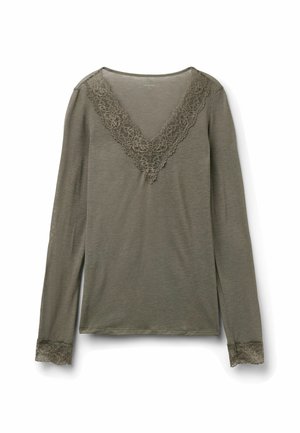 Haut à manches longues vert olive avec encolure en V et bordure en dentelle au col et aux poignets, posé à plat sur un fond blanc.